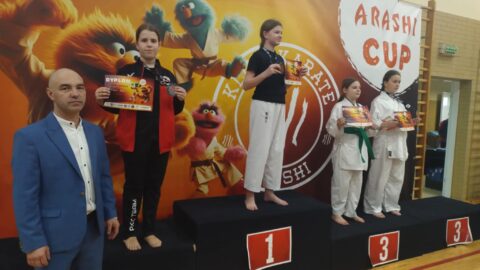 Zawodnicy karate na podium podczas turnieju.