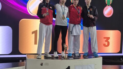 Podium złożone z zawodników karate na międzynarodowym turnieju w Bydgoszczy.