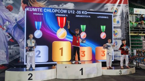 Podium złożone z zawodników karate na międzynarodowym turnieju w Bydgoszczy.