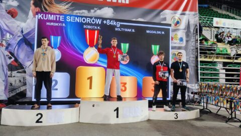 Podium złożone z zawodników karate na międzynarodowym turnieju w Bydgoszczy.