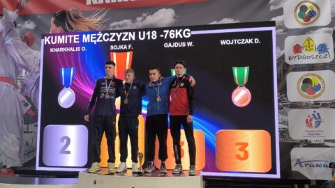 Podium złożone z zawodników karate na międzynarodowym turnieju w Bydgoszczy.