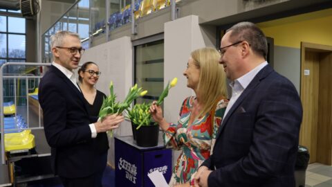 burmistrz rozdający kwiaty kobietom podczas koncertu w hali sportowej