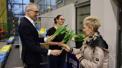 burmistrz rozdający kwiaty kobietom podczas koncertu w hali sportowej