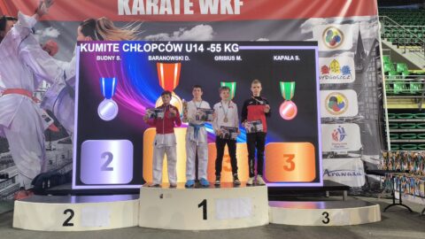 Podium złożone z zawodników karate na międzynarodowym turnieju w Bydgoszczy.