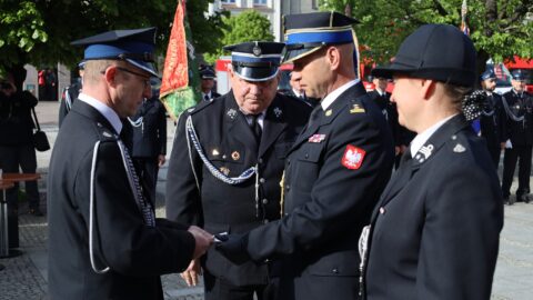 Wręczenie odznaczeń strażakom podczas Dnia Strażaka na pleszewskim Rynku.