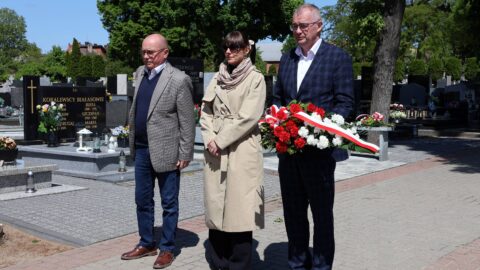 delegacja samorządowa składa kwiaty z okazji zakończenia II wojny światowej na cmentarzu