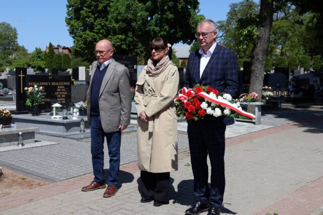 delegacja samorządowa składa kwiaty z okazji zakończenia II wojny światowej na cmentarzu