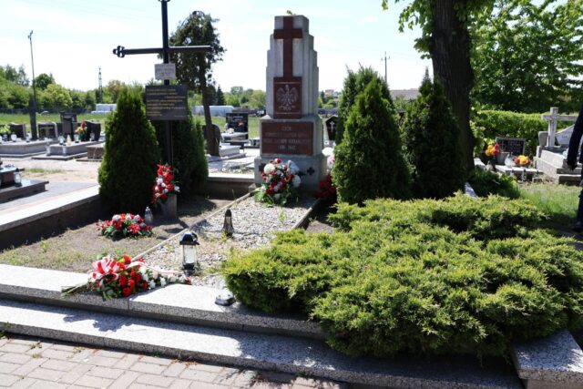Grób wojenny z wiązanką kwiatów