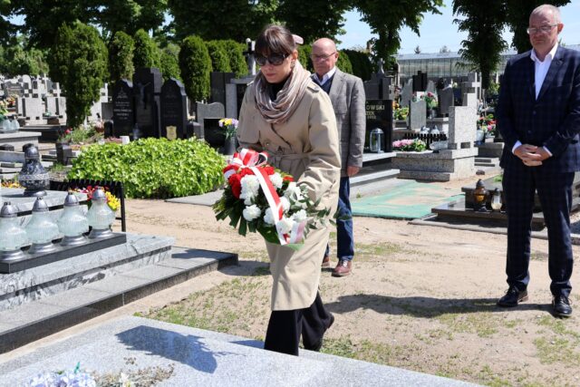 delegacja samorządowa składa kwiaty z okazji zakończenia II wojny światowej na cmentarzu