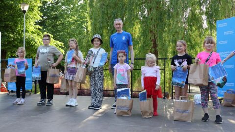 Nagrodzeni w konkursie plastycznym z burmistrzem podczas festynu w parku miejskim w pleszewie.