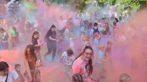 Festiwal Kolorów w parku miejskim w pleszewie.