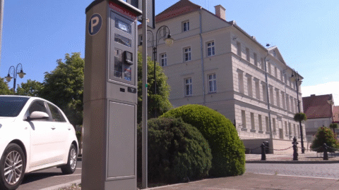 okładka majowego Flesza PPL z ratuszem i parkomatami