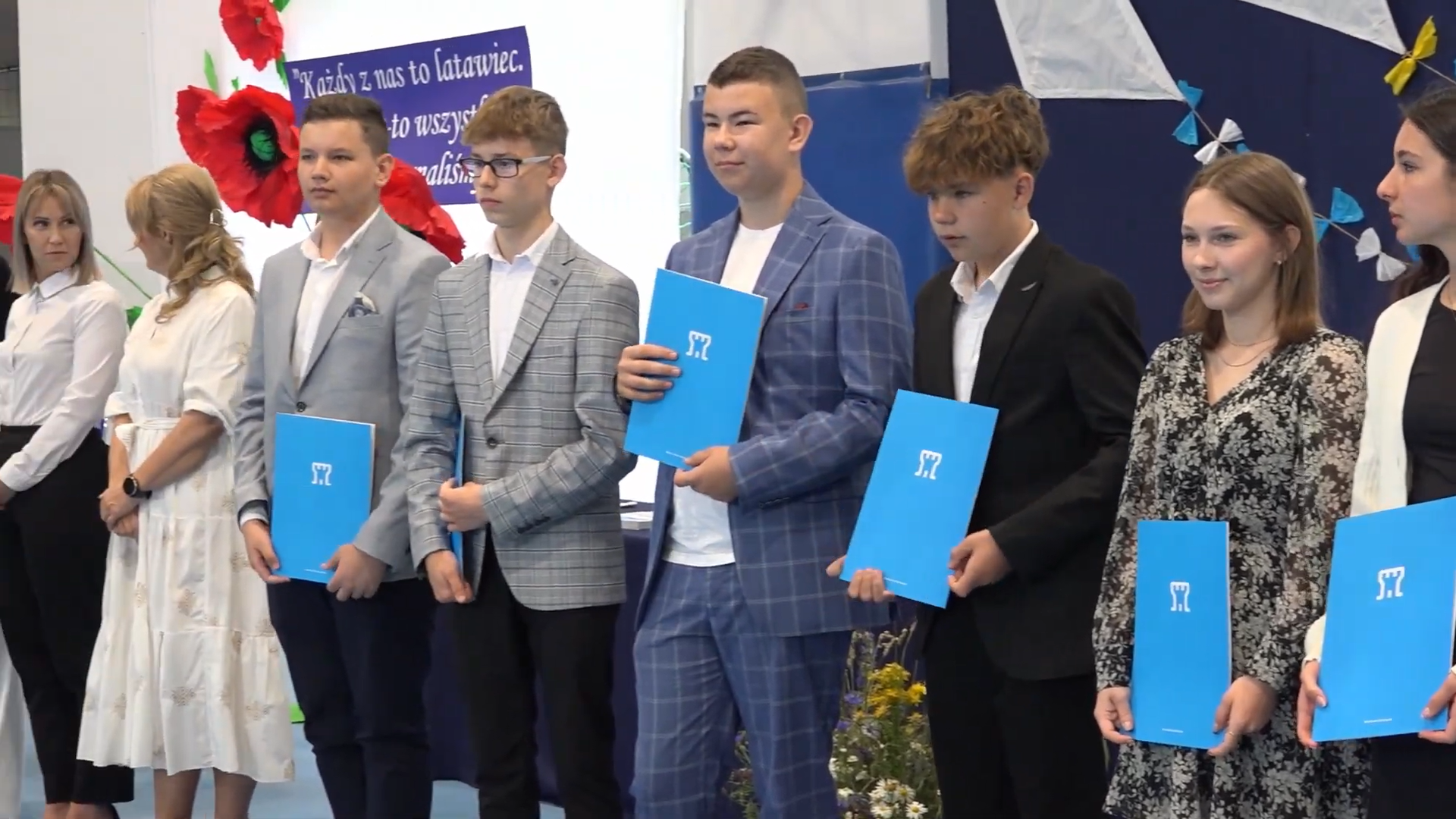 okładka czerwcowego wydania Flesza PPL z uczniami z listami gratulacyjnymi