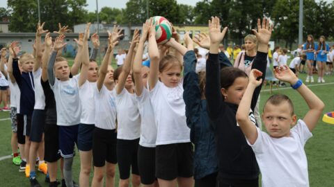 Uczniowie klas I-III w wyścigu piłek w rzędach na Olimpiadzie Sportowej PPL 2025