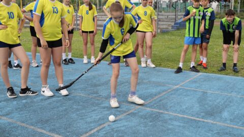 Uczniowie klas IV-VI grający w unihokeja na Olimpiadzie Sportowej PPL 2025