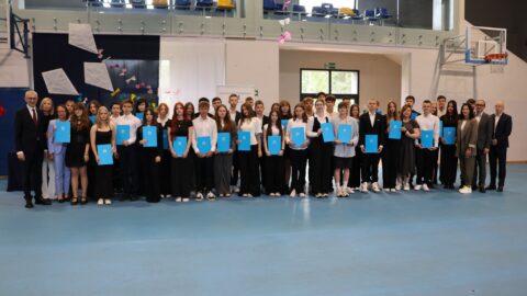 Grupowe zdjęcie ZSP nr 3 w Pleszewie podczas uroczystości wręczenia listów gratulacyjnych przez burmistrza MiG Pleszew.