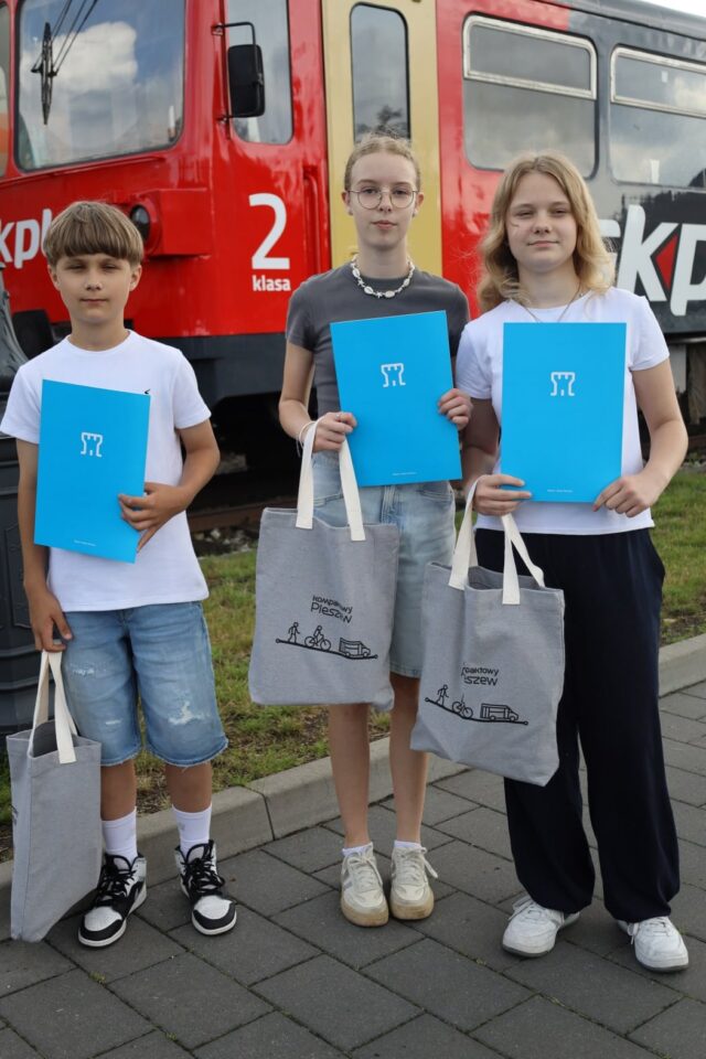 502623459_122177509976370067_693985715427525263_n Zwycięzcy konkursu "Kompaktowa Trasa Rowerowa" z dyplomami i nagrodami