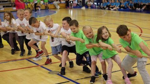 Przedszkolaki ciągnące linę na Olimpiadzie Sportowej PPL 2025