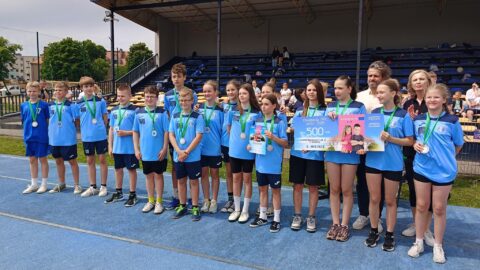 Uczniowie klas IV-VI z czekiem na Olimpiadzie Sportowej PPL 2025