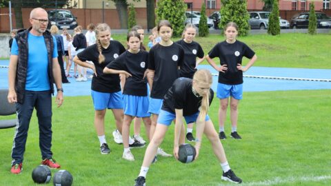 Uczniowie klas IV-VI grający w bossel skaczący w workach na Olimpiadzie Sportowej PPL 2025