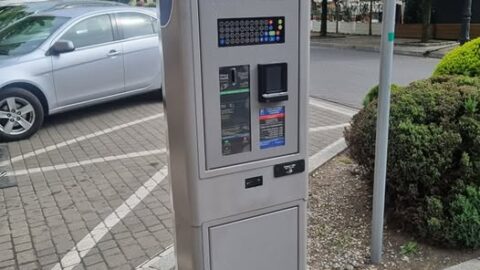 Parkomat stojący na pleszewskim rynku w strefie płatnego parkowania.