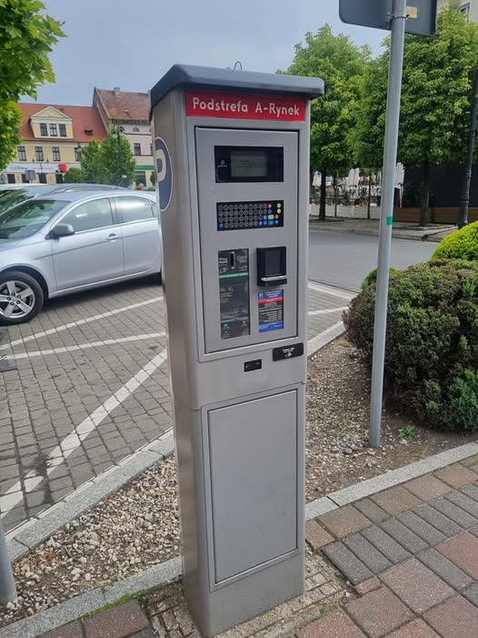 Parkomat stojący na pleszewskim rynku w strefie płatnego parkowania.