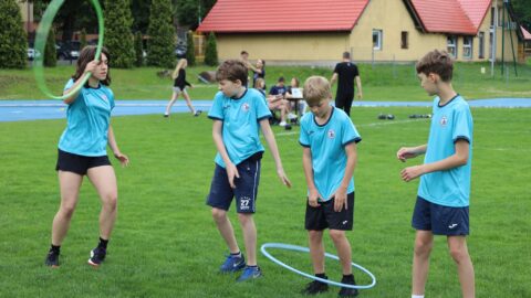 Uczniowie klas IV-VI kręcący hula hop na Olimpiadzie Sportowej PPL 2025