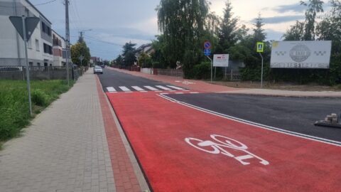 Ulica Zygmunta Starego w Pleszewie z wyremontowaną nawierzchnią, nową ścieżką rowerową i chodnikiem.