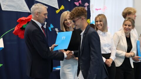Wręczenie listu gratulacyjnego przez burmistrza MiG Pleszew dla najlepszych ósmoklasistów.