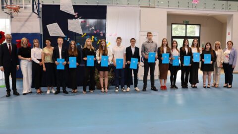 Grupowe zdjęcie ZSP w Kowalewie podczas uroczystości wręczenia listów gratulacyjnych przez burmistrza MiG Pleszew.
