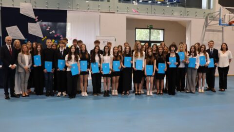 Grupowe zdjęcie ZSP nr 2 w Pleszewie podczas uroczystości wręczenia listów gratulacyjnych przez burmistrza MiG Pleszew.