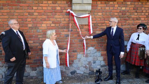 Odsłonięcie pamiątkowej tablicy ku czci Wiktora Tomaszewskiego na Murze Pamięci przy pleszewskiej farze.