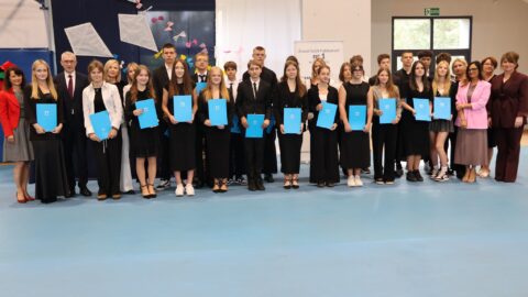 Grupowe zdjęcie ZSP nr 1 w Pleszewie podczas uroczystości wręczenia listów gratulacyjnych przez burmistrza MiG Pleszew.