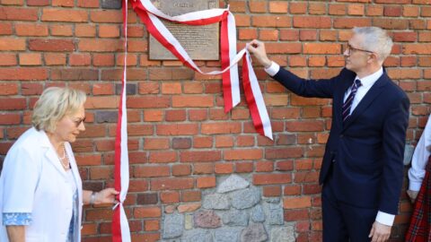 Odsłonięcie pamiątkowej tablicy ku czci Wiktora Tomaszewskiego na Murze Pamięci przy pleszewskiej farze.