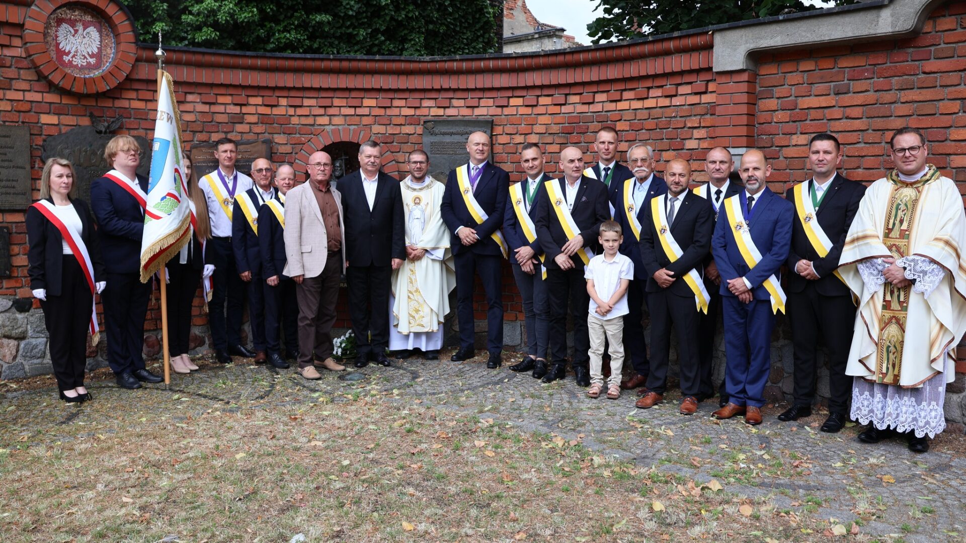 Delegacje pod figurą św. Jana Chrzciciela na Murze Pamięci w Pleszewie,