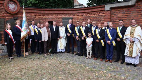 Delegacje pod figurą św. Jana Chrzciciela na Murze Pamięci w Pleszewie,