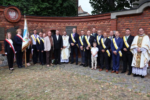 Delegacje pod figurą św. Jana Chrzciciela na Murze Pamięci w Pleszewie,