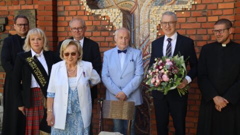 Burmistrz Pleszewa z gośćmi uroczystości odsłonięcia pamiątkowej tablicy ku czci Wiktora Tomaszewskiego na Murze Pamięci przy pleszewskiej farze.