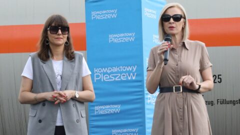 Dwie kobiety na tle kostki kompaktowy pleszew na torowisku