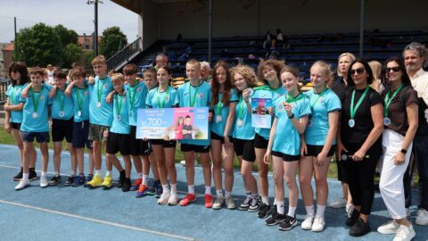 Uczniowie klas IV-VI z czekiem na Olimpiadzie Sportowej PPL 2025