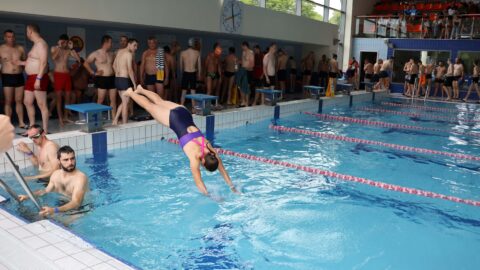 Sztafeta pływacka w ramach Olimpiady Sportowej PPL w parku wodnym