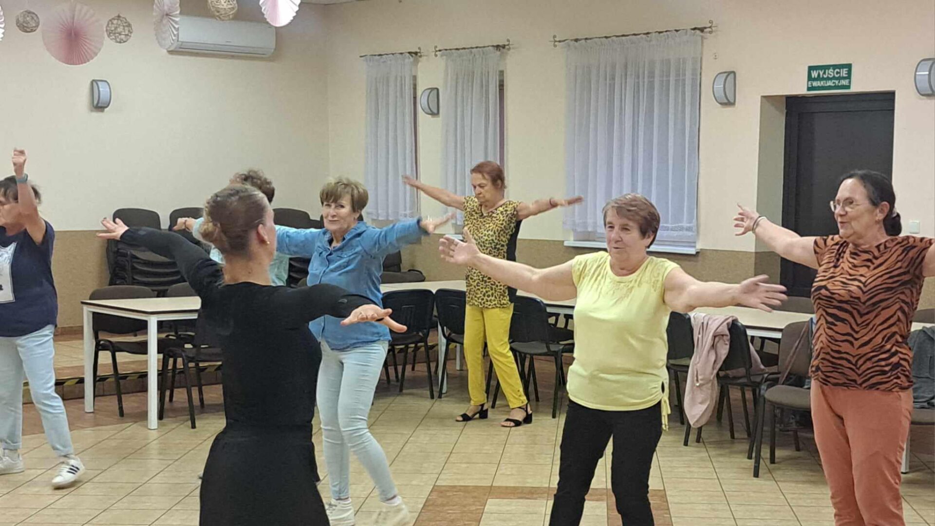 seniorki na zajęciach tanecznych z instruktorem