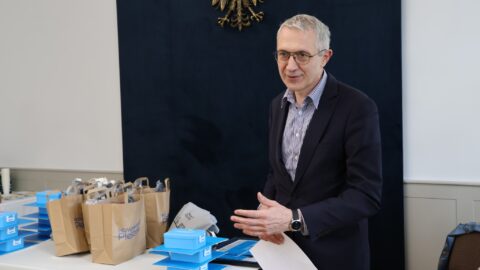 Burmistrz przemawiający na podsumowaniu rowerowej akcji w pleszewskim ratuszu