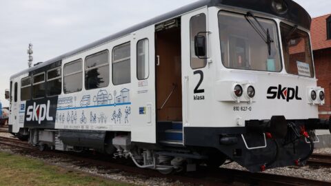 Wagon kolei wąskotorowej w Pleszewie w szacie graficznej kompaktowy pleszew.