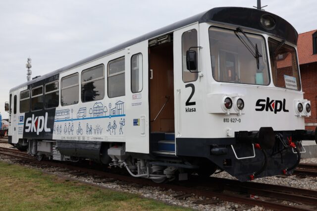 Wagon kolei wąskotorowej w Pleszewie w szacie graficznej kompaktowy pleszew.