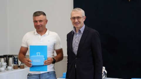 Burmistrz z nagrodzonym w akcji Rowerowa Stolica Polski.