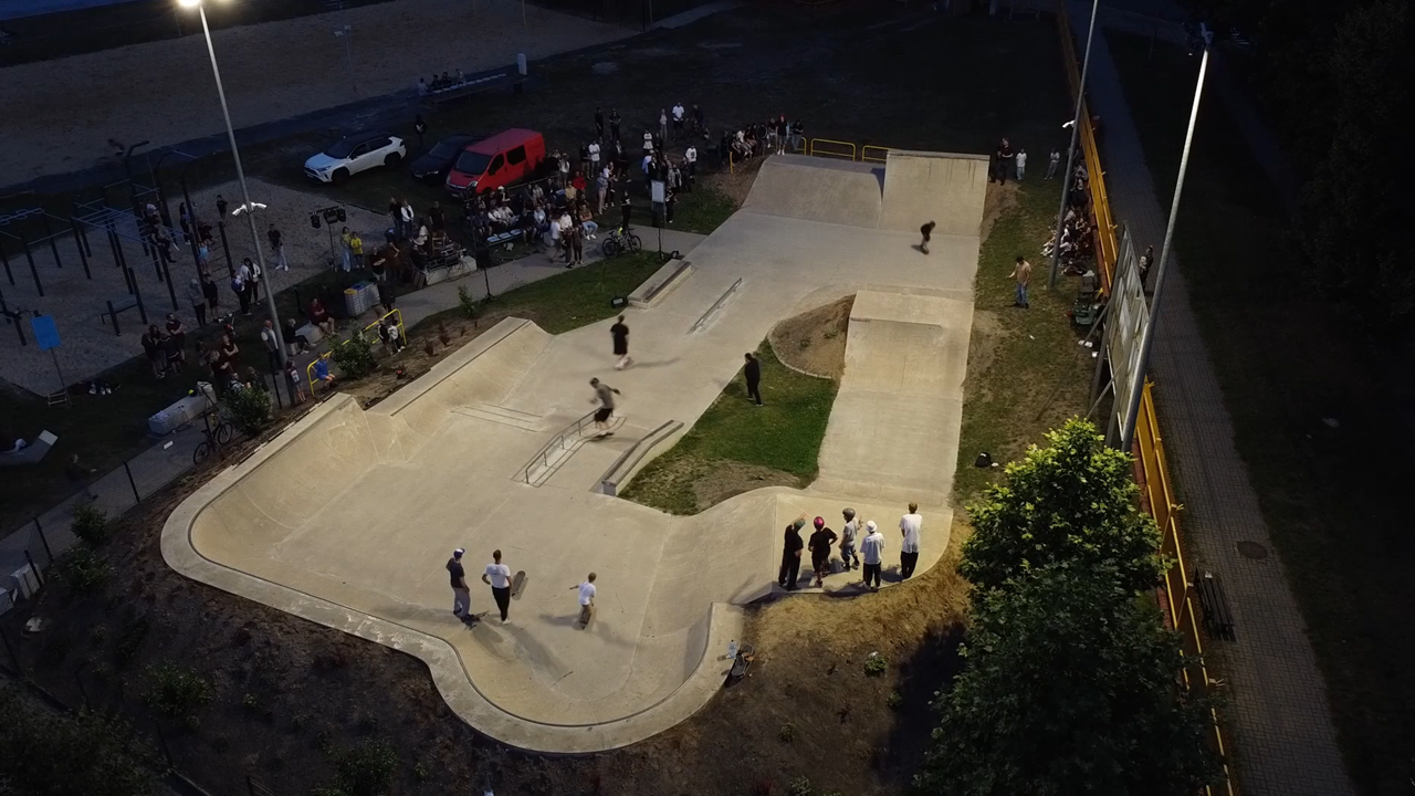 Okładka serwisu samorządowego Flesz PPL odc. lipiec 2025 r. z widokiem na skatepark i Depreszyn Seszyn