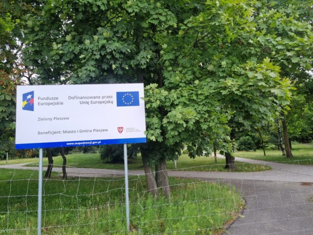 20250804_090301 Zdjęcie tablicy informacyjnej dot. remontu parku miejskiego w Pleszewie.