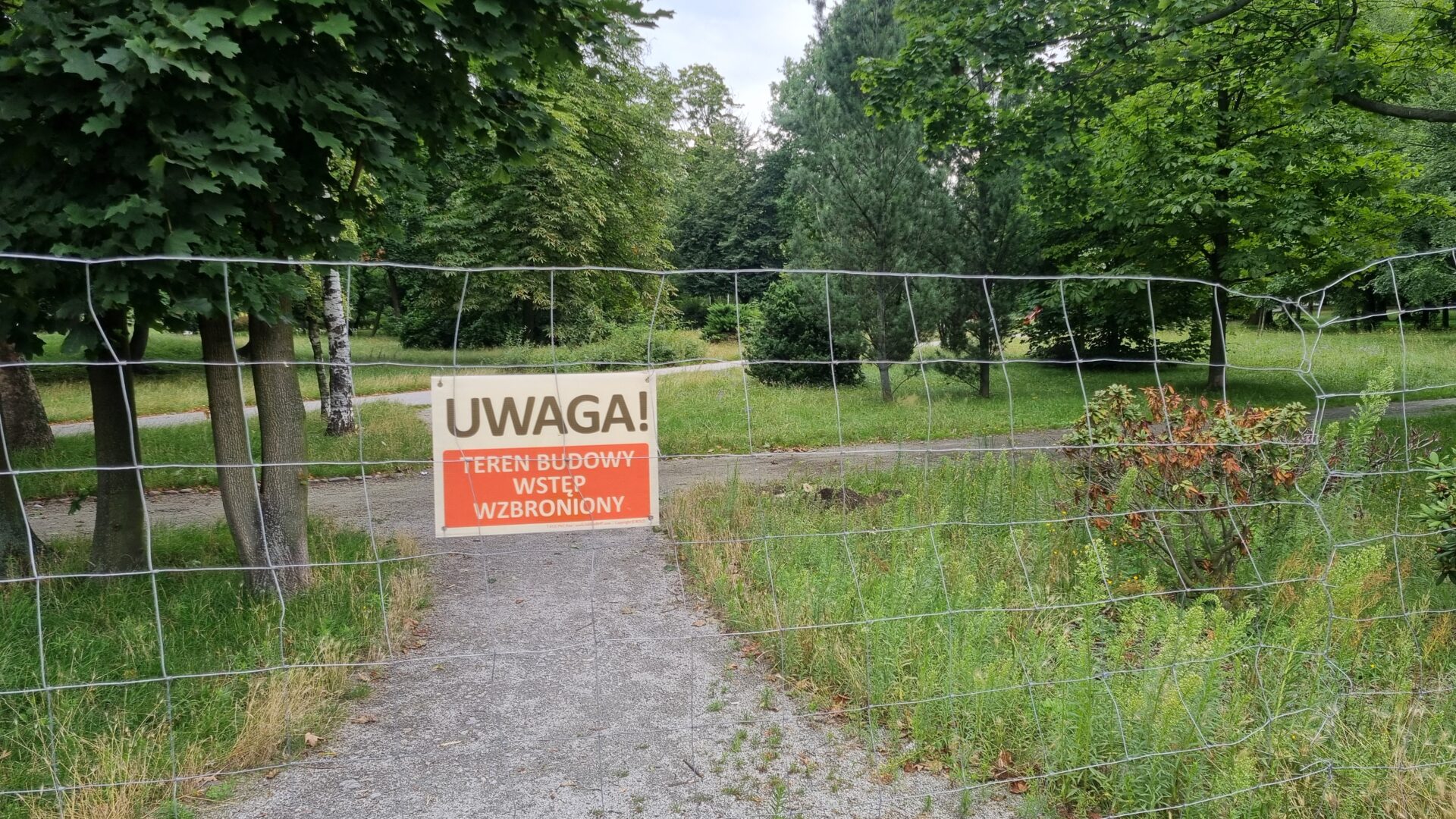 Ogrodzenie parku miejskiego w Pleszewie z powodu remontu.