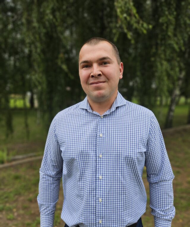 Mężczyzna pozujący na tle drzew